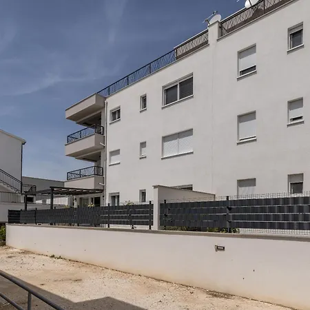 Spacious Anita - With Private 80m2 Yard * Kastela