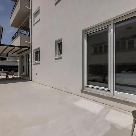 Apartment Spacious Anita - With Private 80m2 Yard