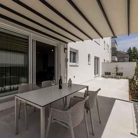 Apartment Spacious Anita - With Private 80m2 Yard Kastela