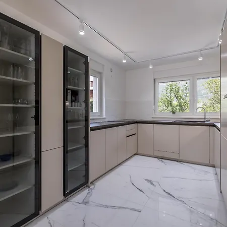 Spacious Anita - With Private 80m2 Yard 아파트 Kaštela