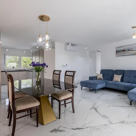 Spacious Anita - With Private 80m2 Yard 아파트 Kaštela