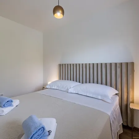 아파트 Spacious Anita - With Private 80m2 Yard Kaštela