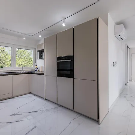 Spacious Anita - With Private 80m2 Yard 아파트 Kaštela
