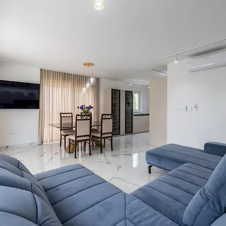 Spacious Anita - With Private 80m2 Yard 아파트 Kaštela