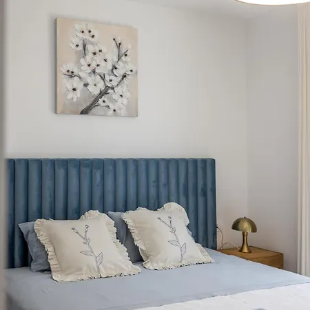 Spacious Anita - With Private 80m2 Yard 아파트