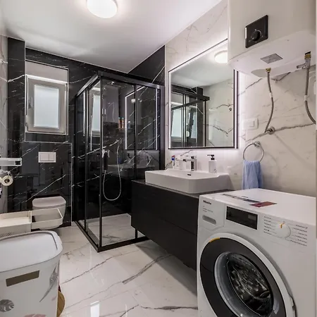 Spacious Anita - With Private 80m2 Yard 아파트 *
