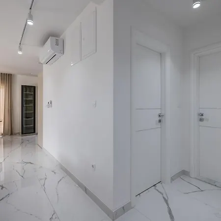 Spacious Anita - With Private 80m2 Yard * Kastela