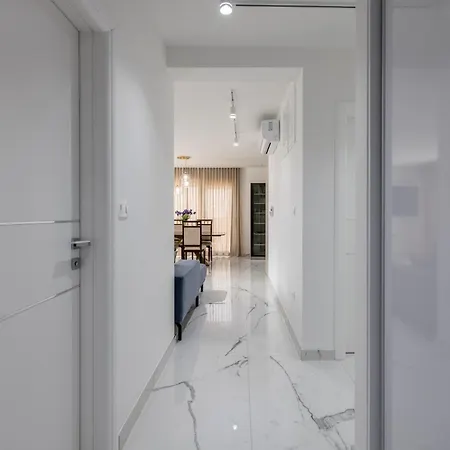 Spacious Anita - With Private 80m2 Yard 아파트 Kaštela