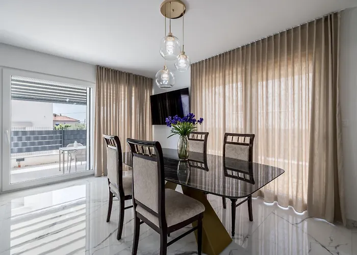 Spacious Anita - With Private 80m2 Yard Kaštela