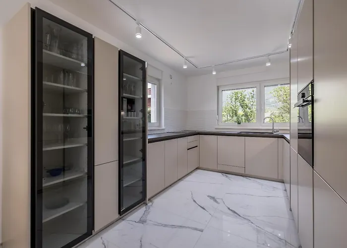 Spacious Anita - With Private 80m2 Yard 公寓 Kaštela