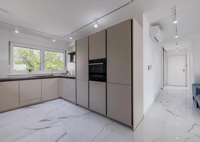 Spacious Anita - With Private 80m2 Yard 公寓 Kaštela