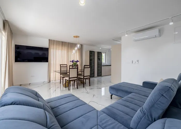 Spacious Anita - With Private 80m2 Yard 公寓 Kaštela