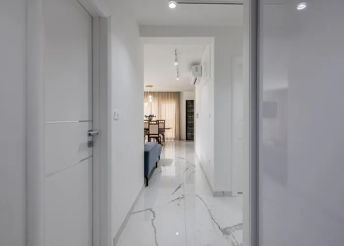 Spacious Anita - With Private 80m2 Yard 公寓 Kaštela