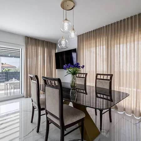 Spacious Anita - With Private 80m2 Yard Kaštela