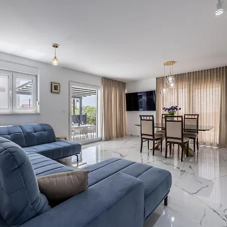 Apartment Spacious Anita - With Private 80m2 Yard Kastela